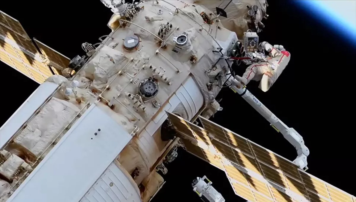 Uzay'da büyük tehlike: Giysisi bozulan kozmonotun yürüyüşü bitirildi